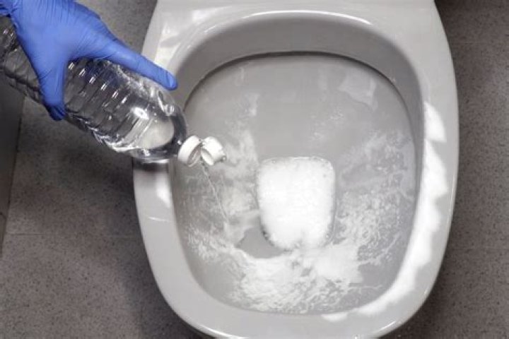 Can baking soda clean toilets?