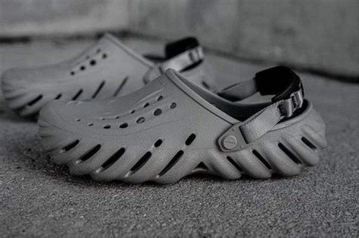 Can I wear Crocs in a warehouse?
