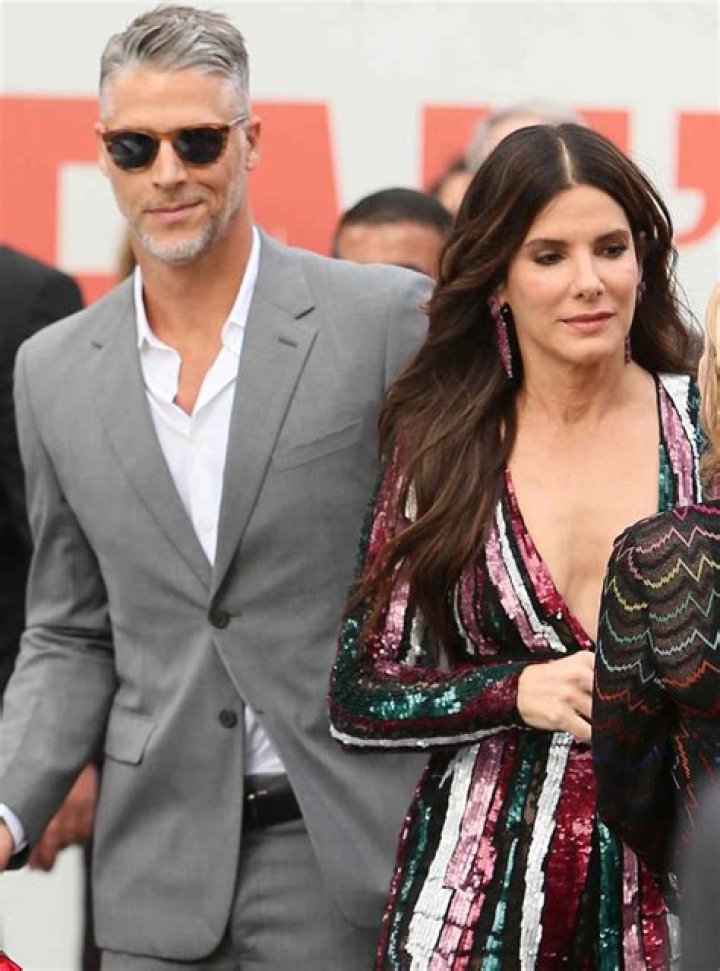 Did Ryan Reynold and Sandra Bullock date?