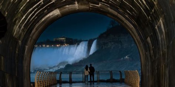 Do they turn off the Niagara Falls at night?