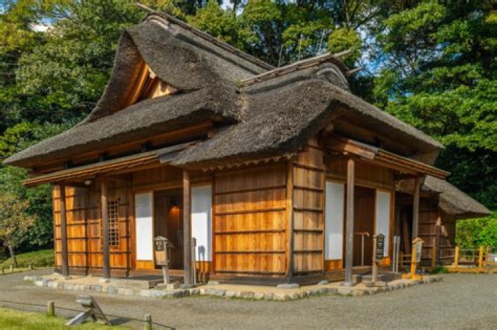 How are traditional Japanese houses insulated?