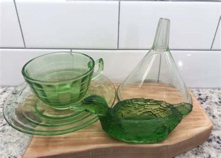 How can you tell if green glass is uranium?