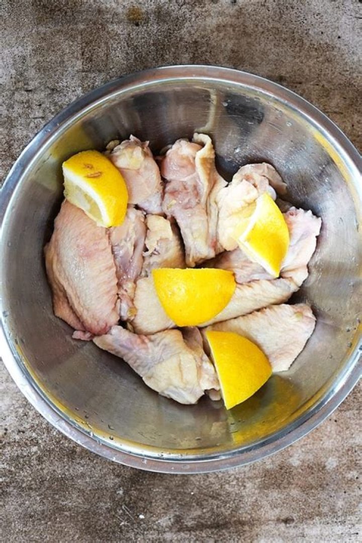 How do you wash chicken with lemon?