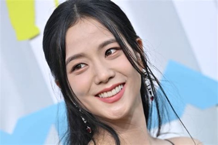 How old are jisoo?